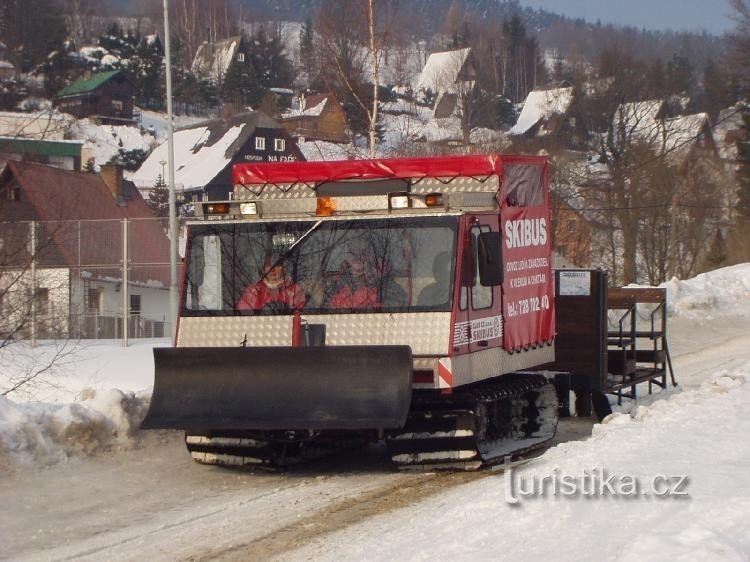 xe buýt trượt tuyết