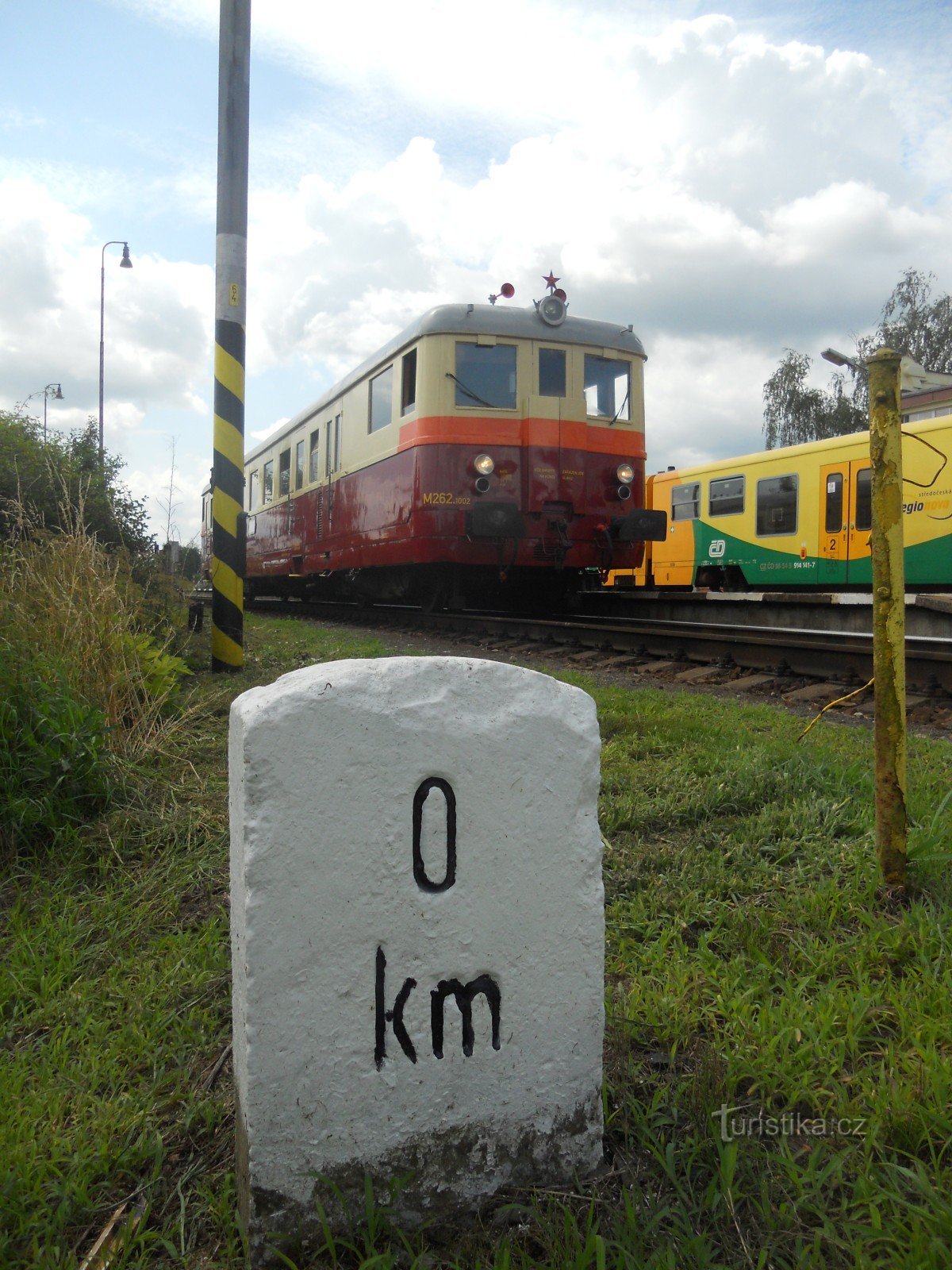 M262.1002 komt aan op het station van Jičín.