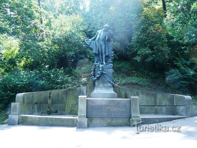 Mácha má štěstí, že je kamennej...