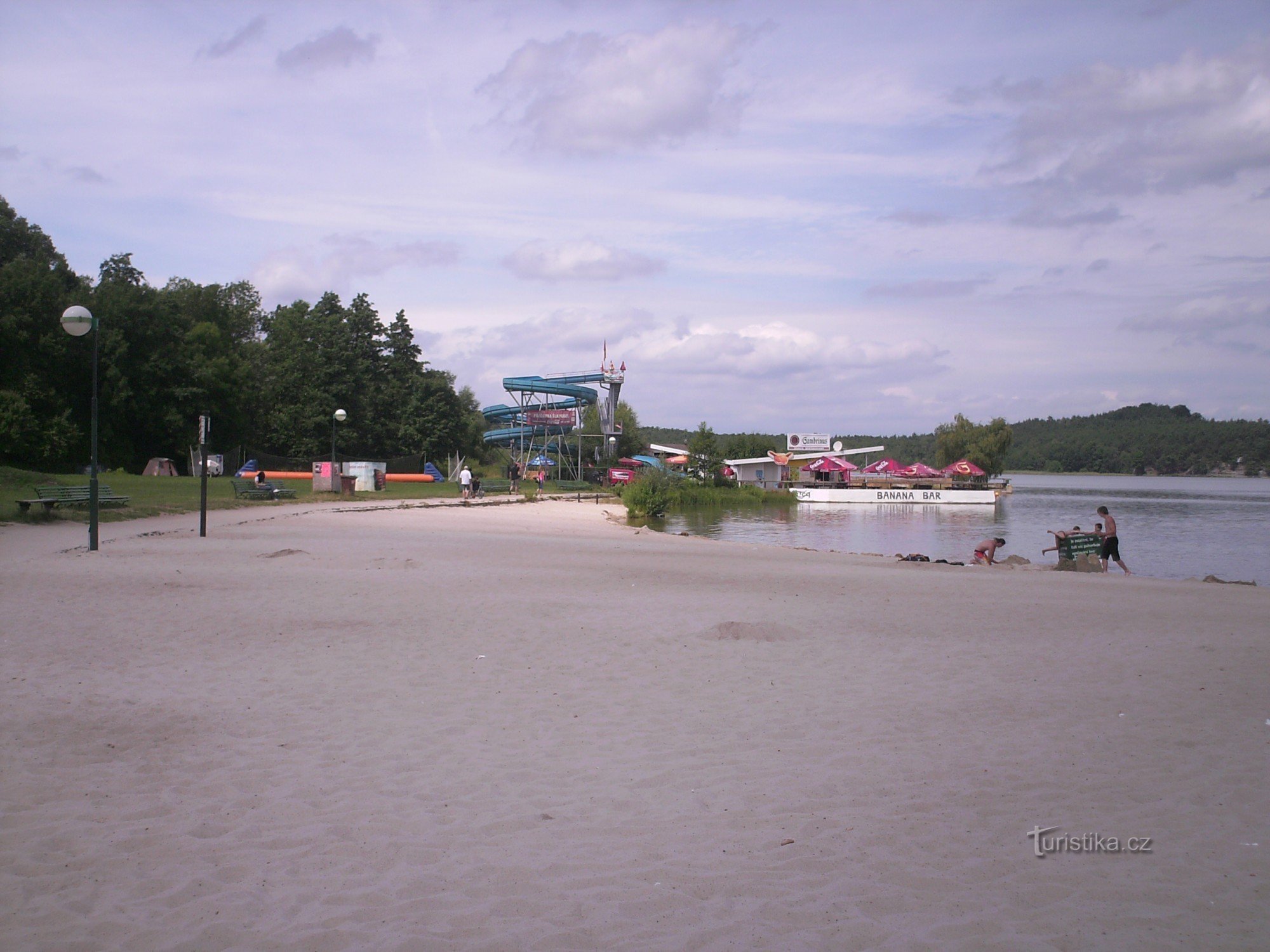 Máchovo jezero - główna plaża Doksa