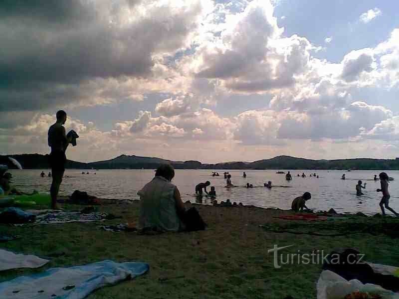 Máchovo jezero - pláž Borný