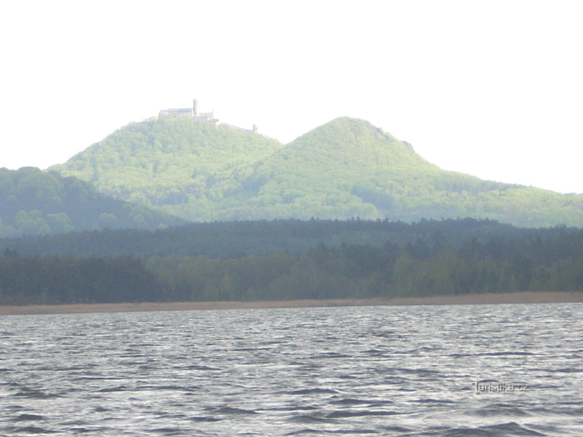 Máchovo jezero s hradem Bezděz