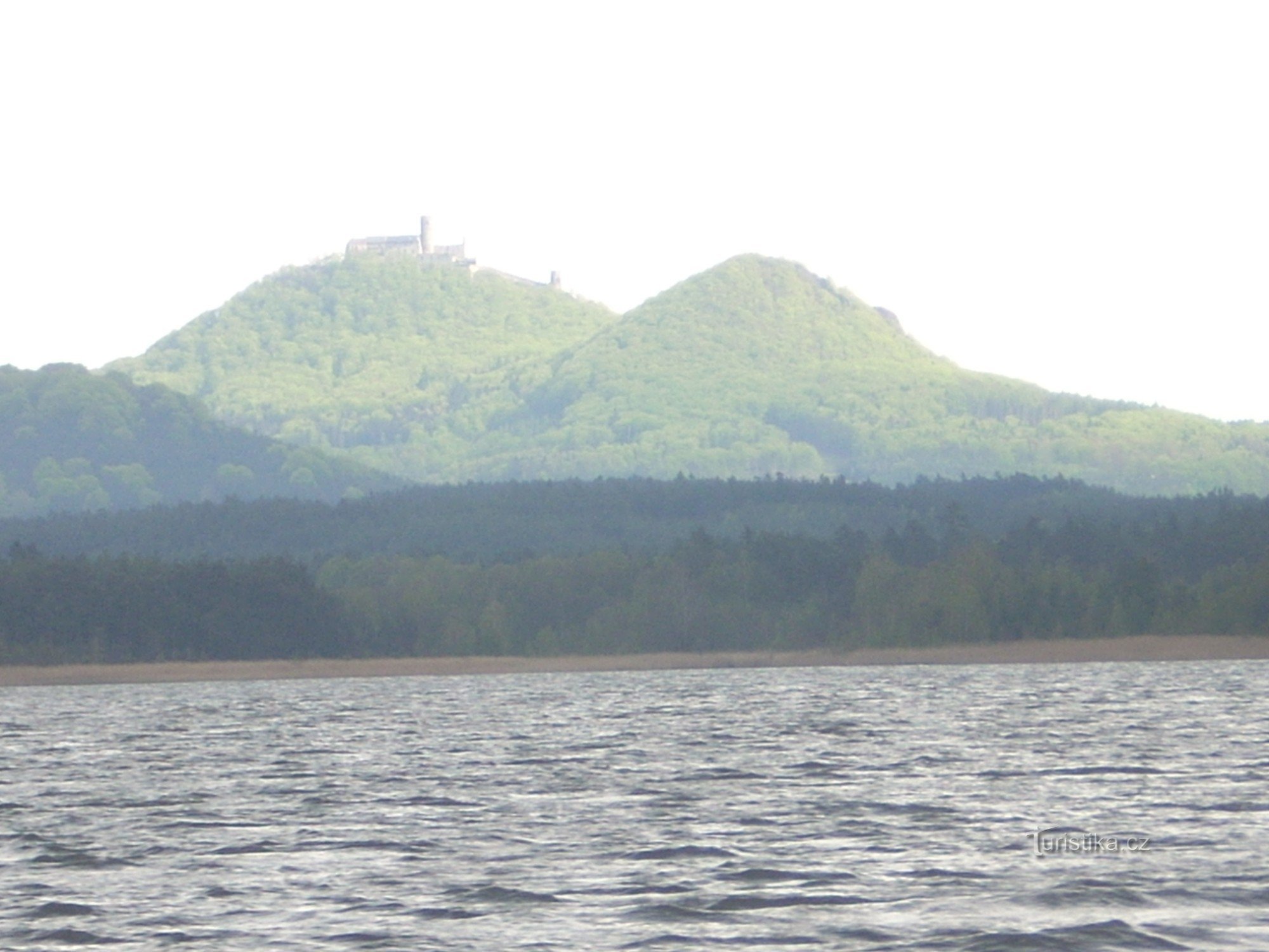 Lac Mácho avec le château de Bezděz