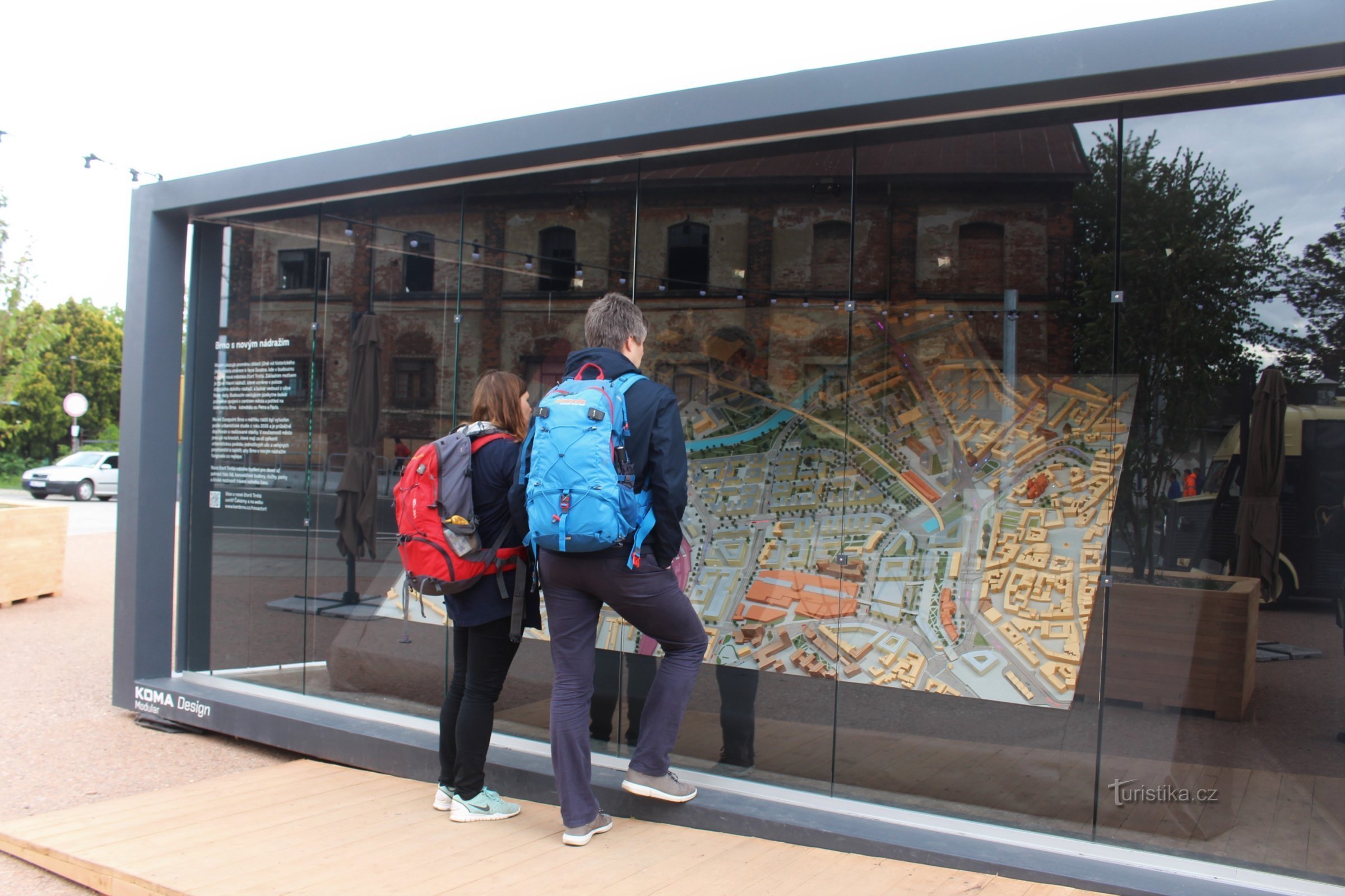 Modellen vises i en af ​​cellerne på terminalbussen 61 nær den nederste station