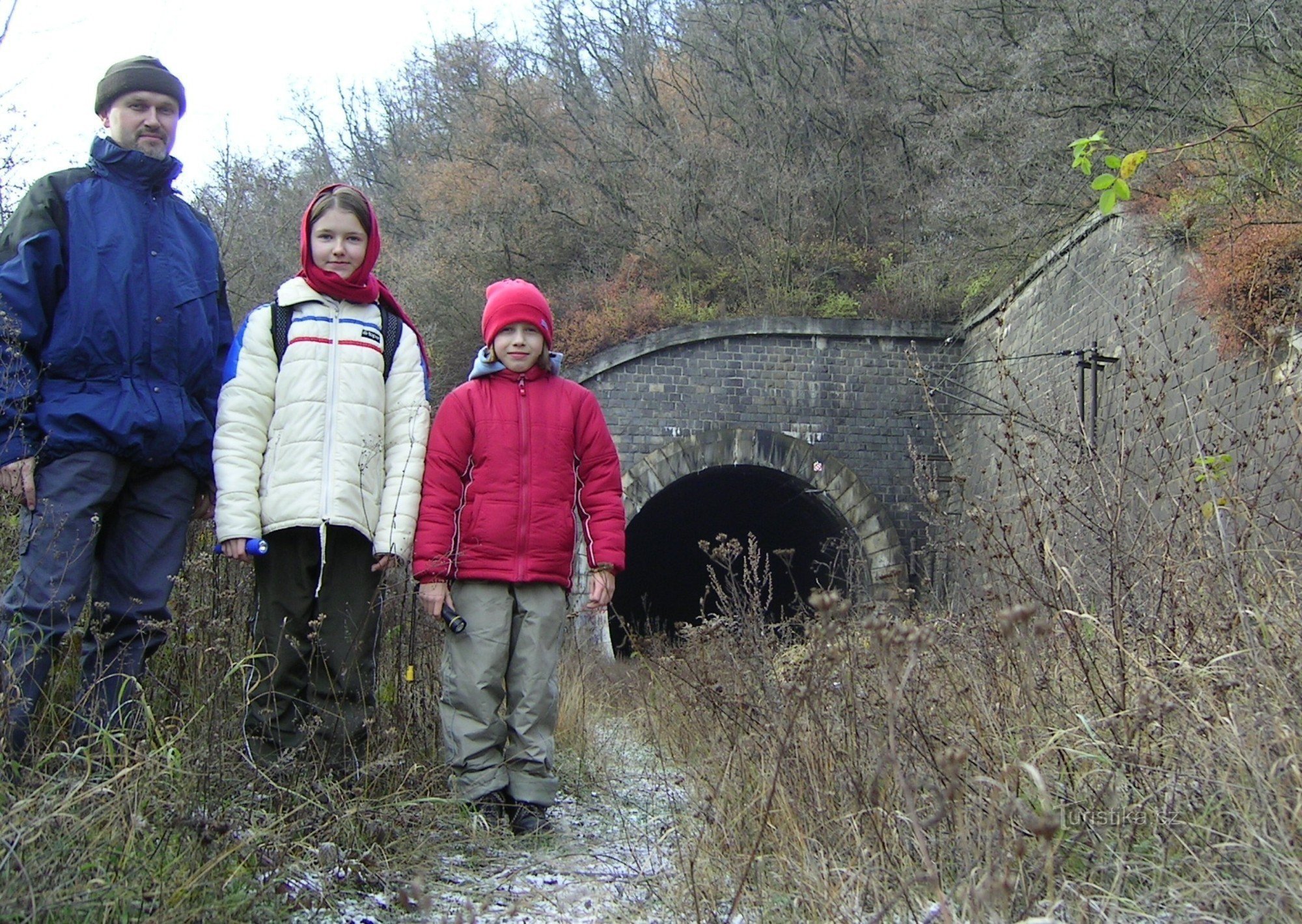 Malá Chuchle - un chemin sombre à travers un tunnel ferroviaire