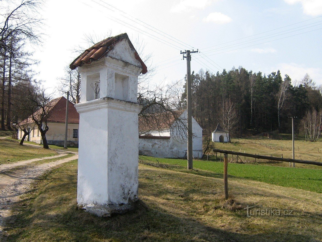 Une petite chapelle en arrière-plan cache une source curative