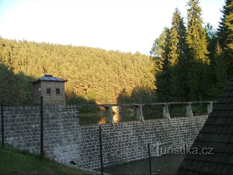 Pequena barragem Na Želivce perto da aldeia de Želiv