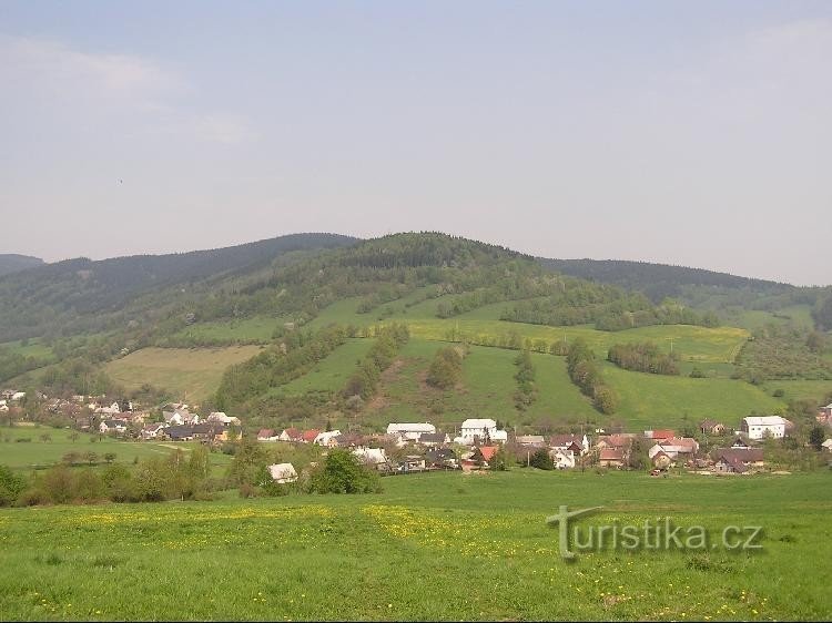 Malá Stríbrná: Het dorp slingert zich rond deze heuvel. De zogenoemde