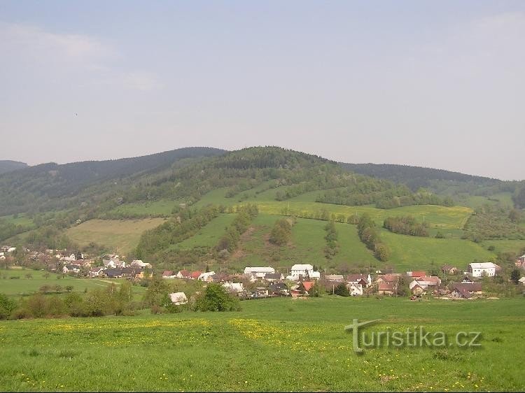 Malá Stríbrná: Vas se vije okoli tega hriba. Tako imenovani