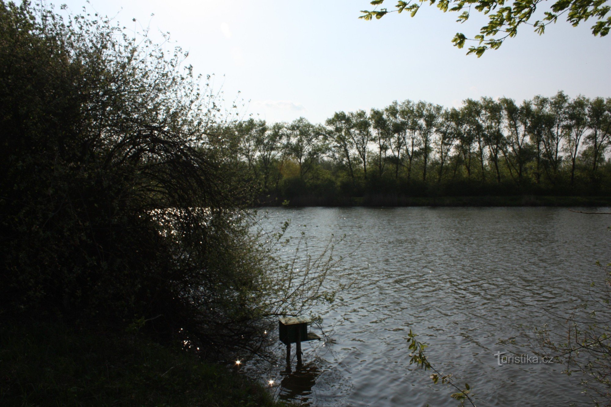 Een klein waterreservoir met vele toepassingen in de buurt van Čehovice