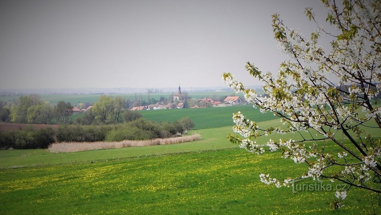 Malé Číčovice po drugiej stronie doliny V Kliment z kaplicą Znalezienia św. Kryzys