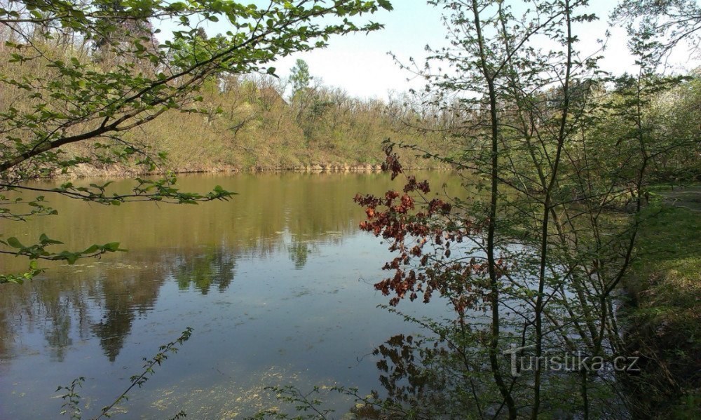 Un petit lac au milieu des rochers