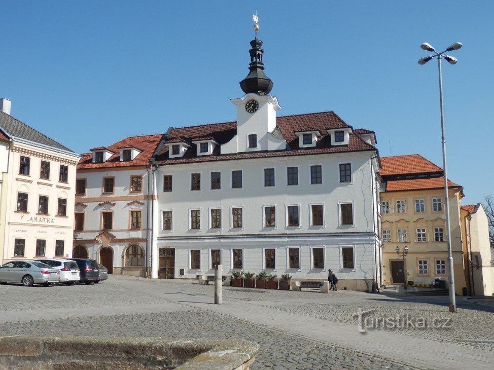 An der Kreuzung der diagonalen Bürgersteige befindet sich ein kleines Quadrat, eine Sonnenuhr