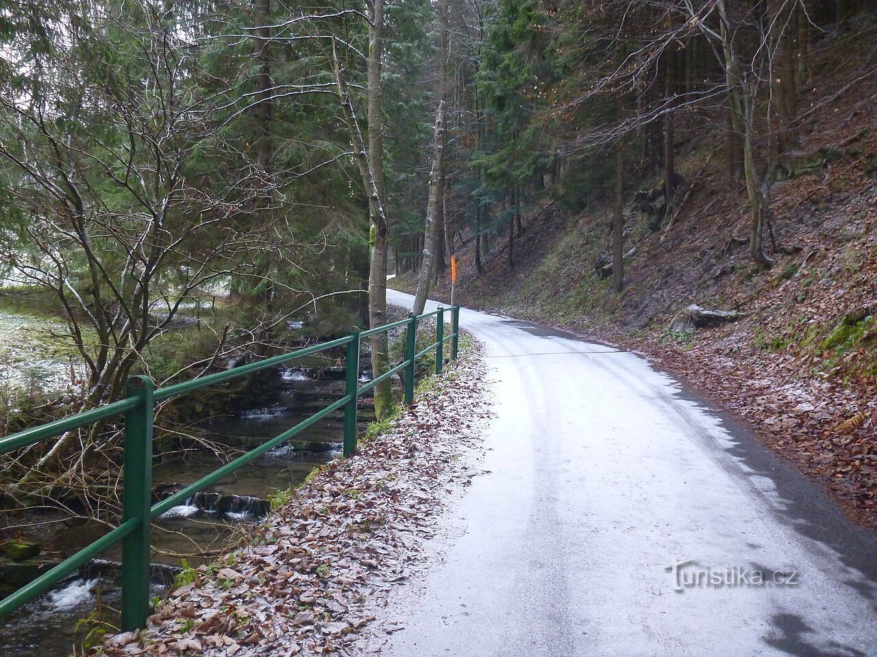 Das malerische Tal von Lúčka und ein Denkmal für einen sehr wichtigen Baum.