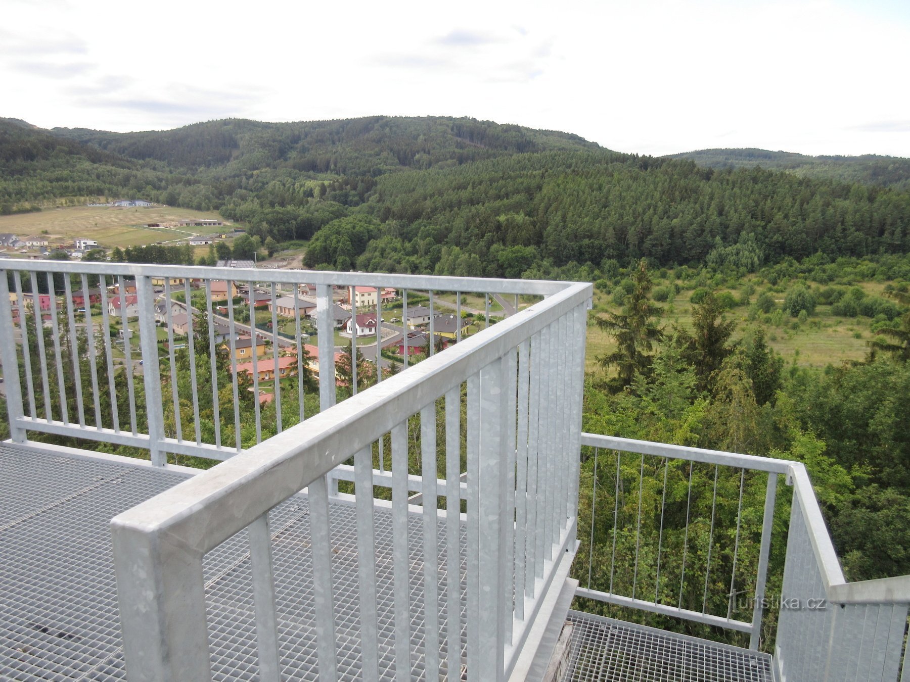 Málkov - Dorf und Aussichtsturm auf dem Skrivánčí vrch