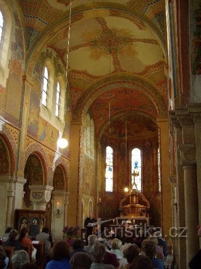 Interior pictat al bisericii de la Grunta: Biserica construita la inceputul secolului XX cu bo