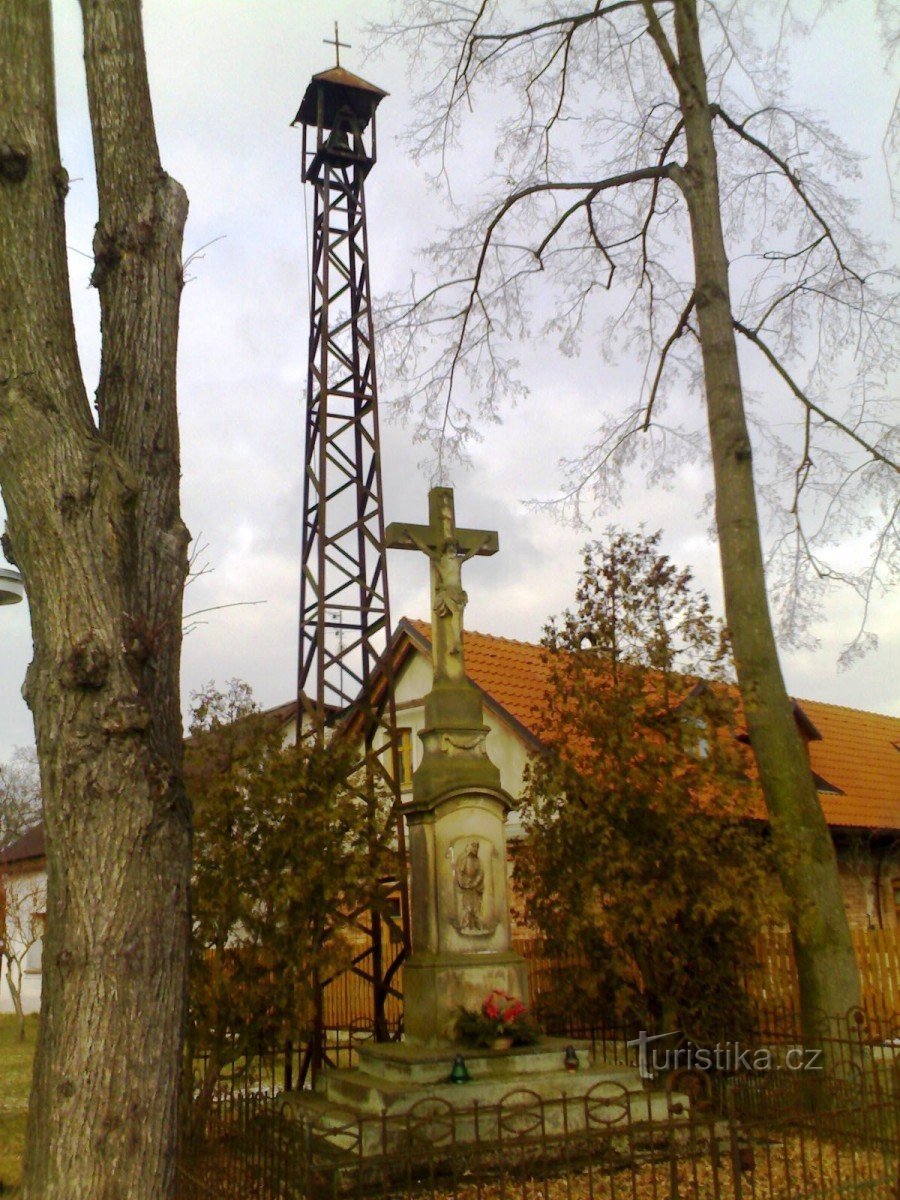 Malšova lhota - klocktorn och korsfästelsemonument
