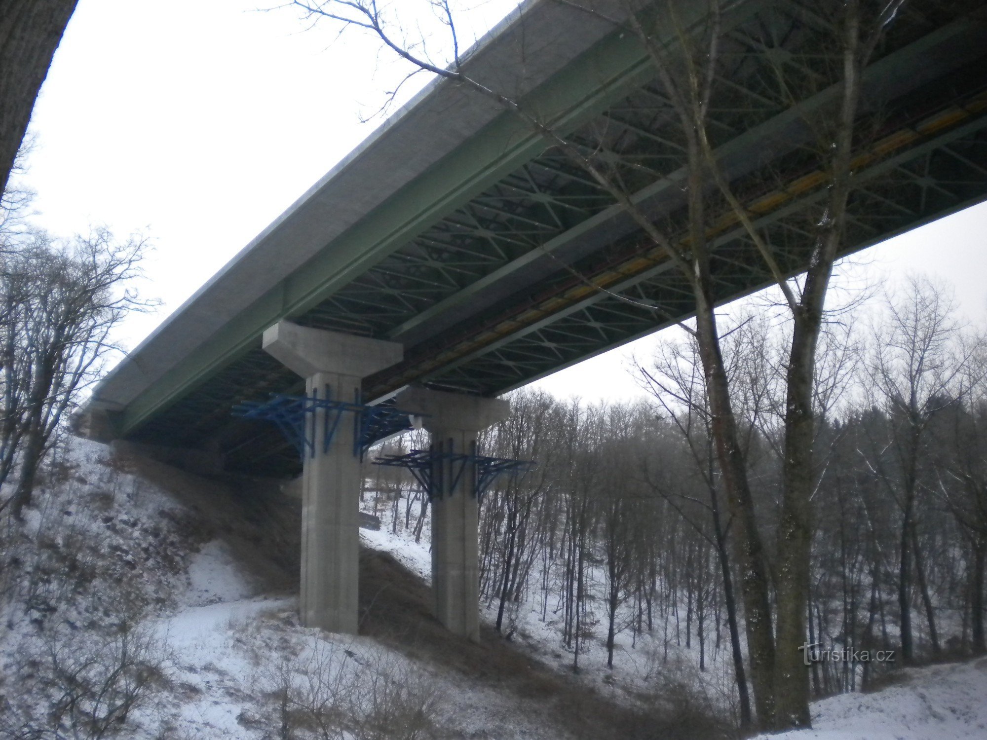 一座横跨山谷的小型公路桥。