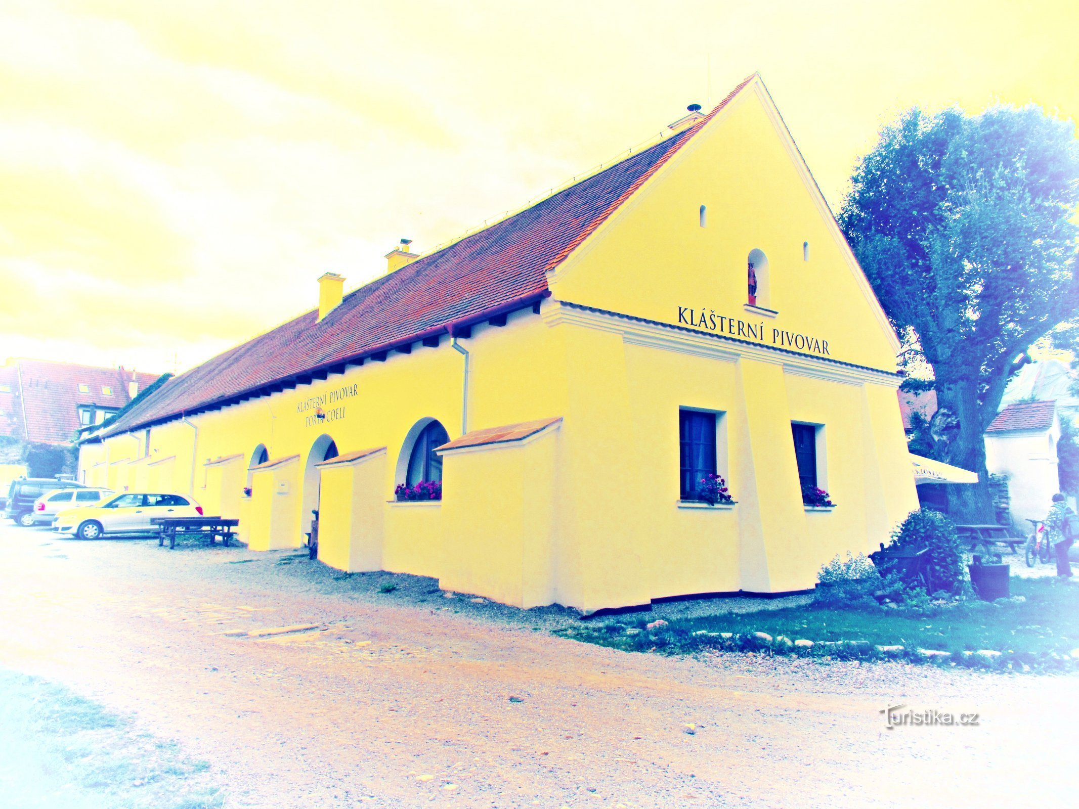 Tišnov 附近 Předklášteří 的一家小型家庭酿酒厂