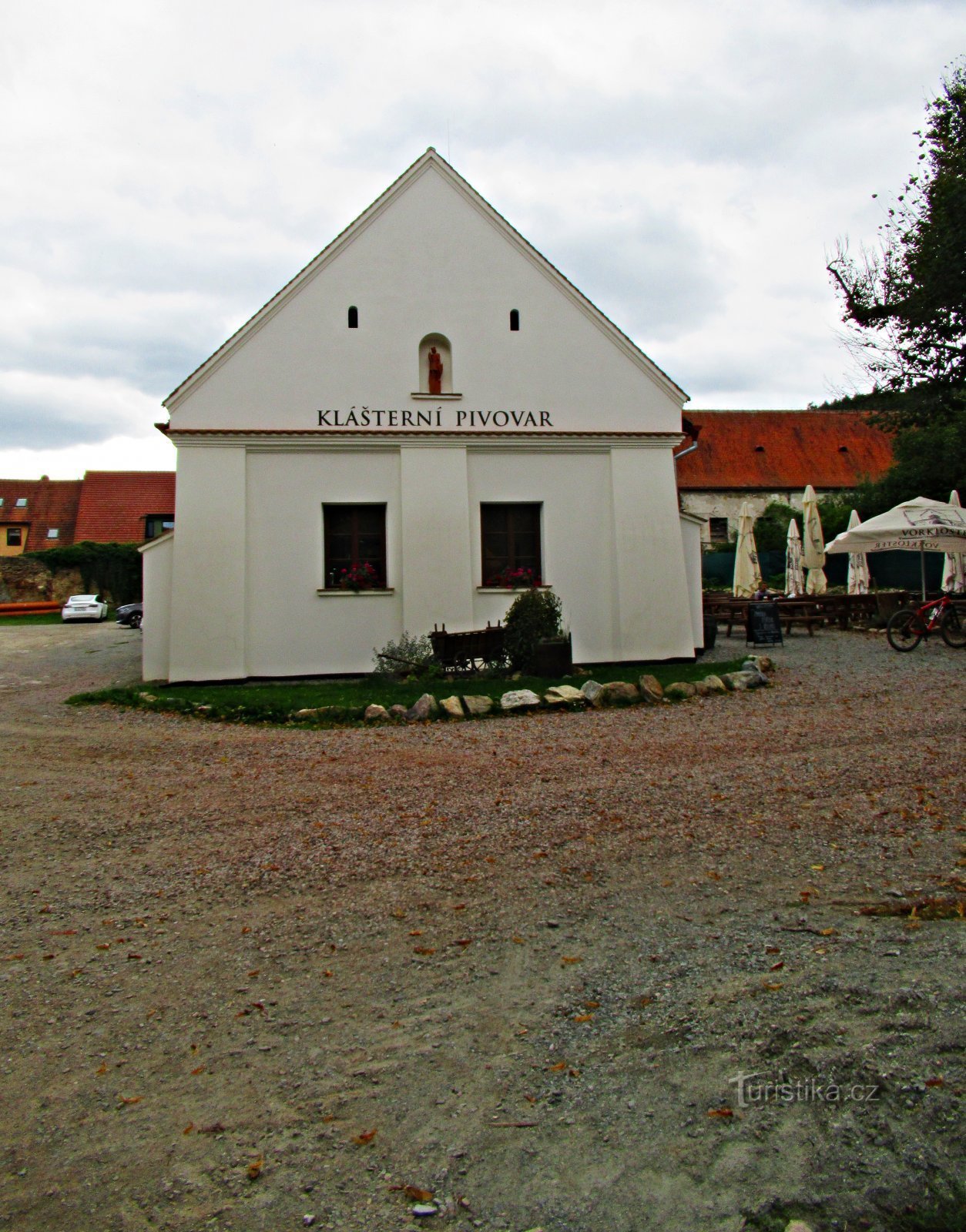 Tišnov 附近 Předklášteří 的一家小型家庭酿酒厂