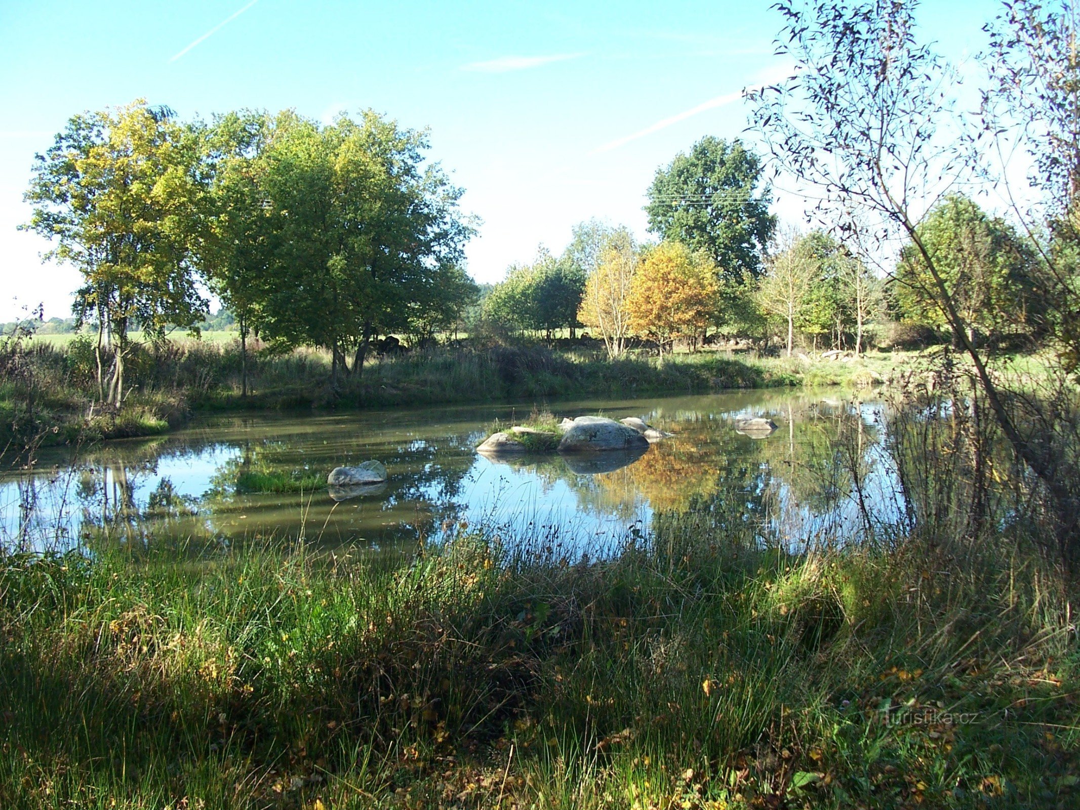Ein kleiner Teich in der Nähe von Milčice