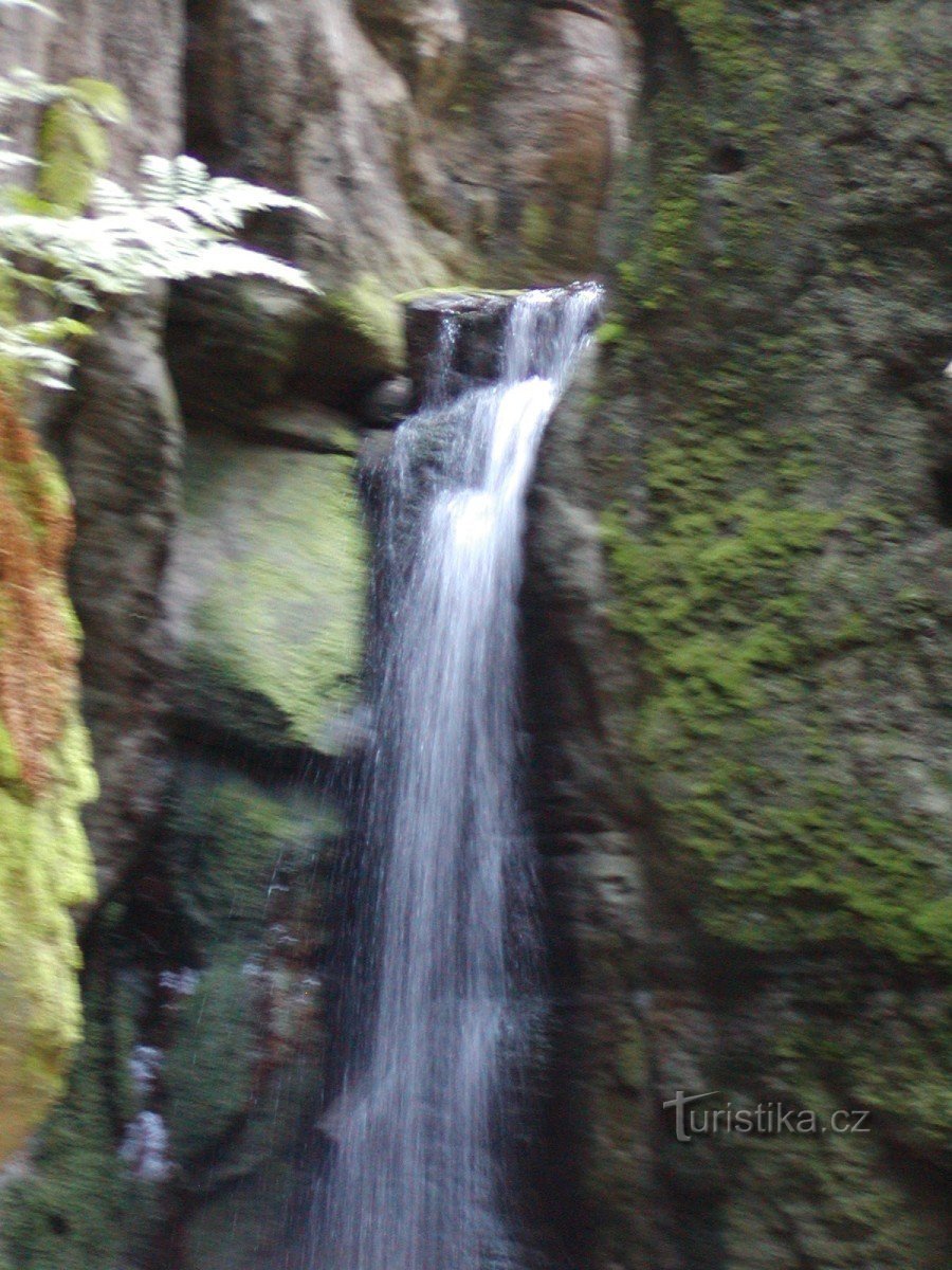 pequeña cascada