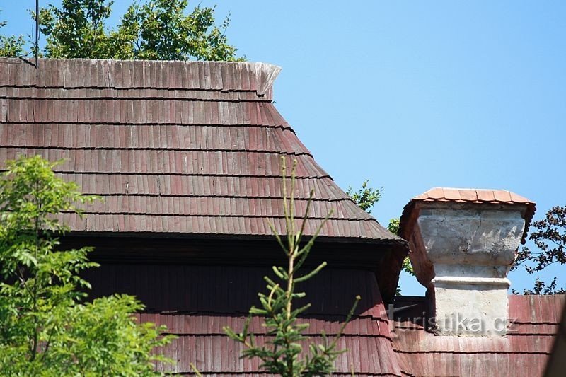 Mansardová střecha krytá šindelem