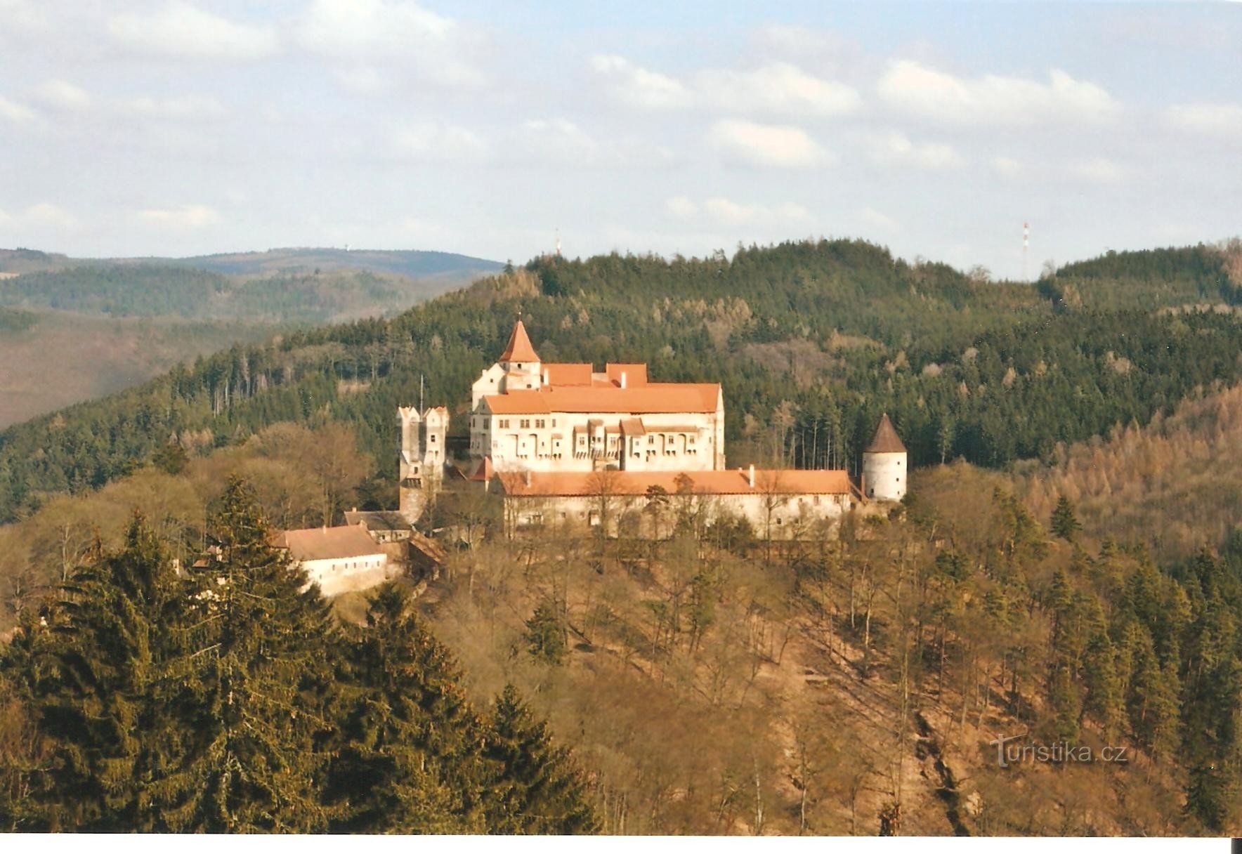 Marenčino loubí - udsigt over Pernštejn Slot i det sene efterår 2008