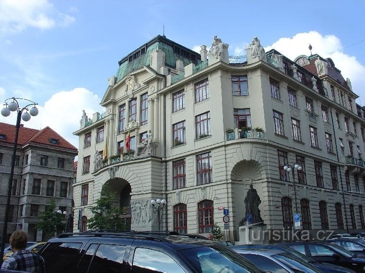 Mariánské náměstí : le bâtiment de l'hôtel de ville de Prague