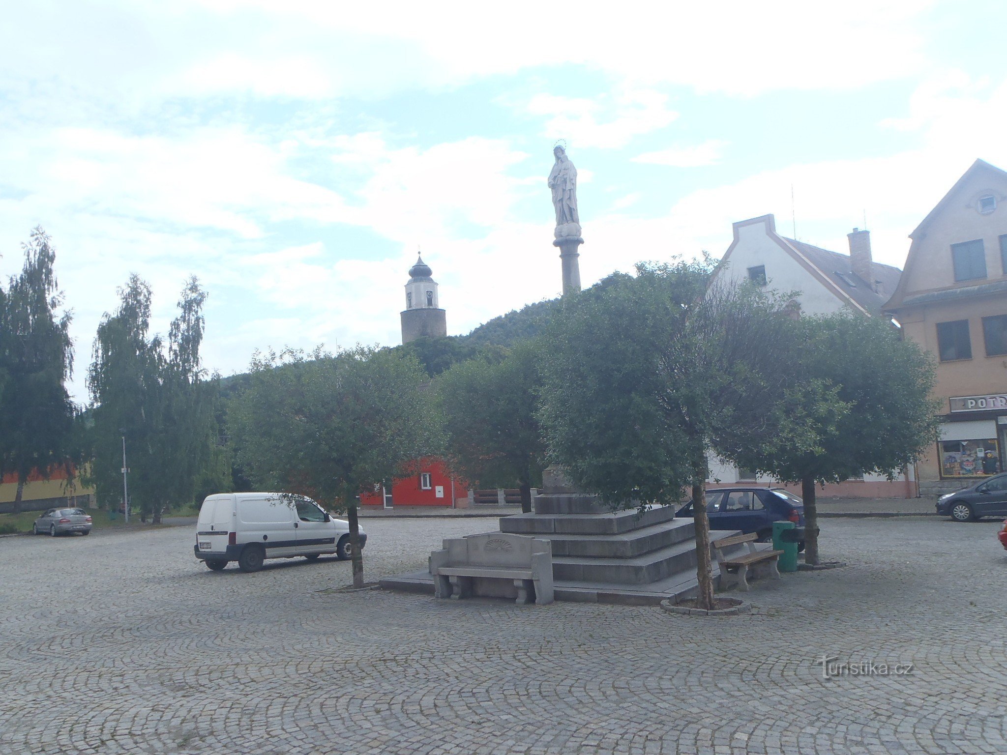 Mariánské náměstí con la Columna del Jubileo 1