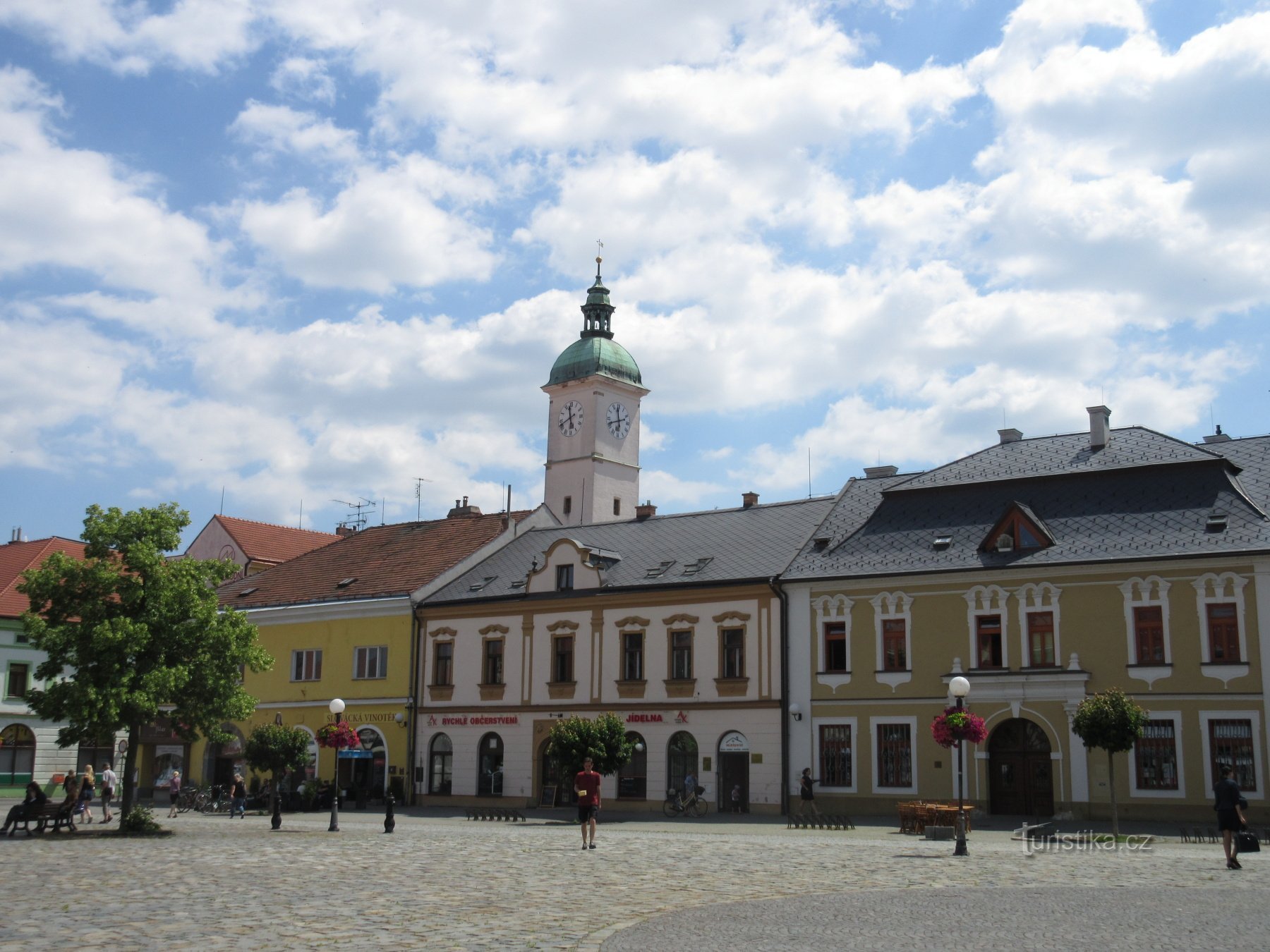 Mariánské náměstí - po prawej stronie dom U Sovy, za wieżą starego ratusza