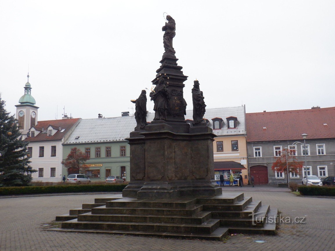 Sculptures mariales sur la place de Doksy