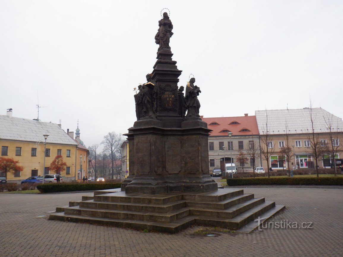 Sculptures mariales sur la place de Doksy