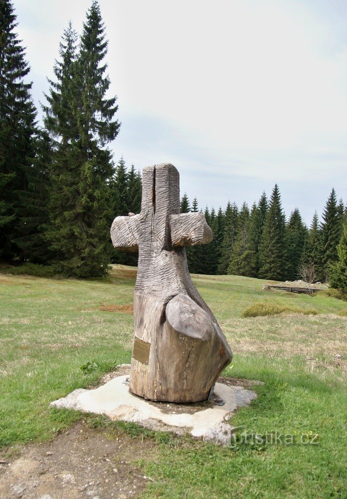 Mariánskohorské boody - Крест примирения с плотиной Пртржена