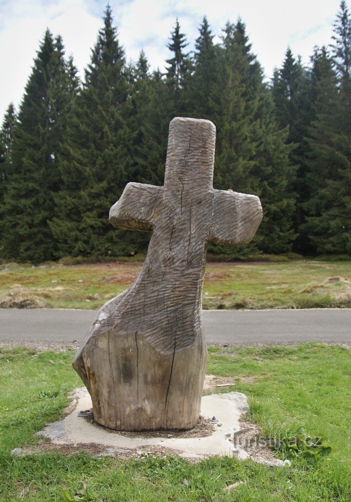 Mariánskohorské boody - Cruz de Reconciliação com a barragem de Prtržená