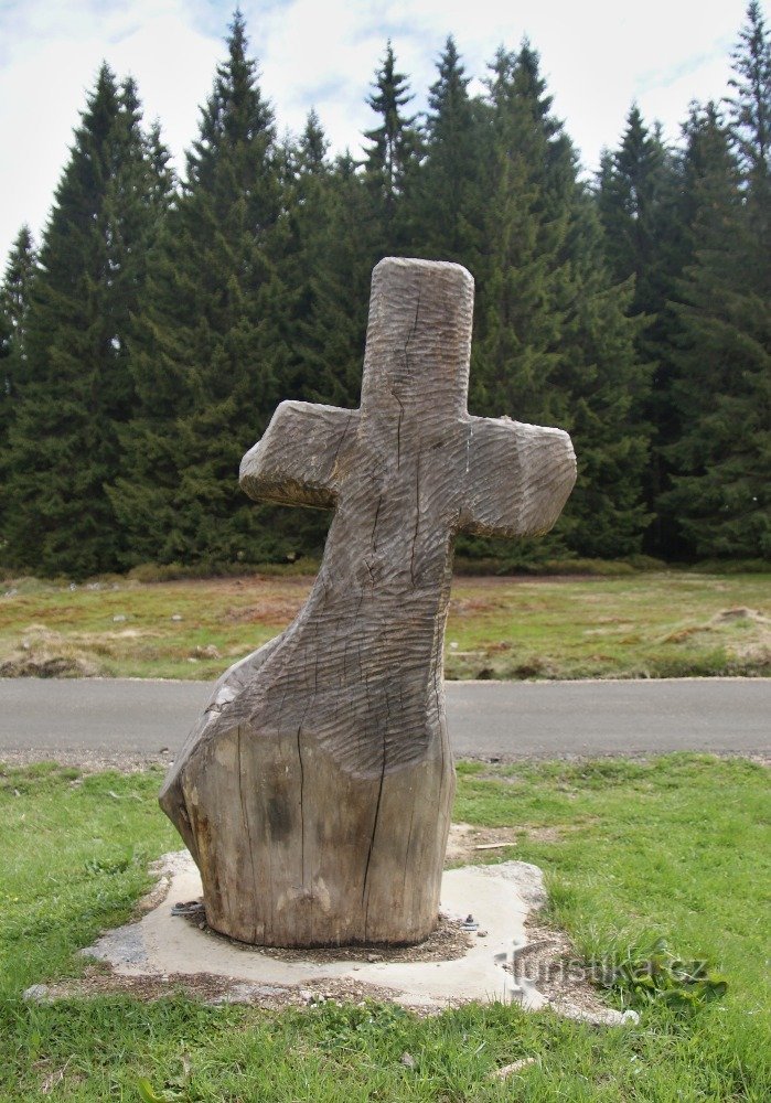 Mariánskohorské boody - Cruz de la Reconciliación a la presa de Prtržená