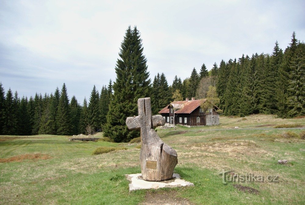 Cruz de reconciliación de Mariánské Horská a la presa de Prtržné