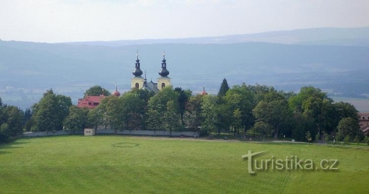 Mariánský kopec: uitzicht vanaf de uitkijktoren op Kopec Val naar het gebied op Mariánské kopec nad Králíkami