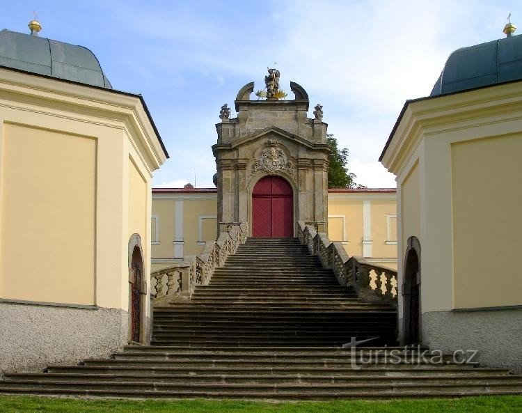 Mariánský kopec: Eingangsportal zum Areal der Kirche Mariä Himmelfahrt