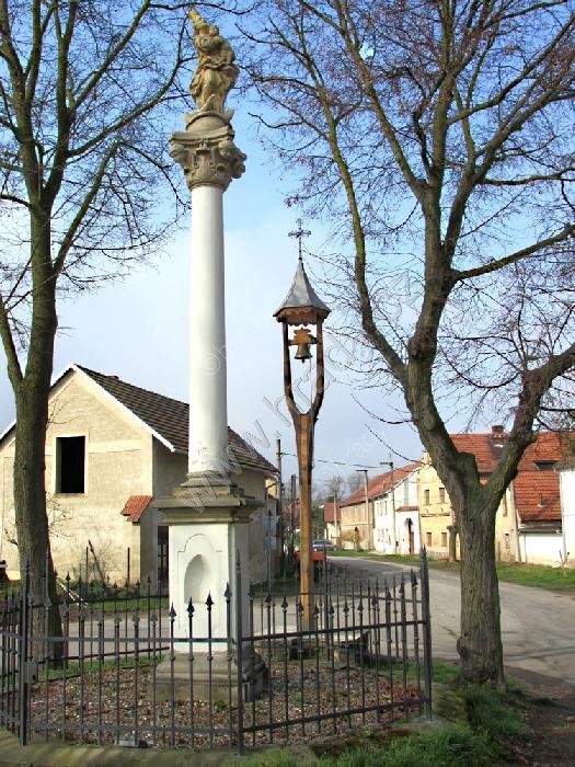 mariánský sloup a dřevěná zvonička
