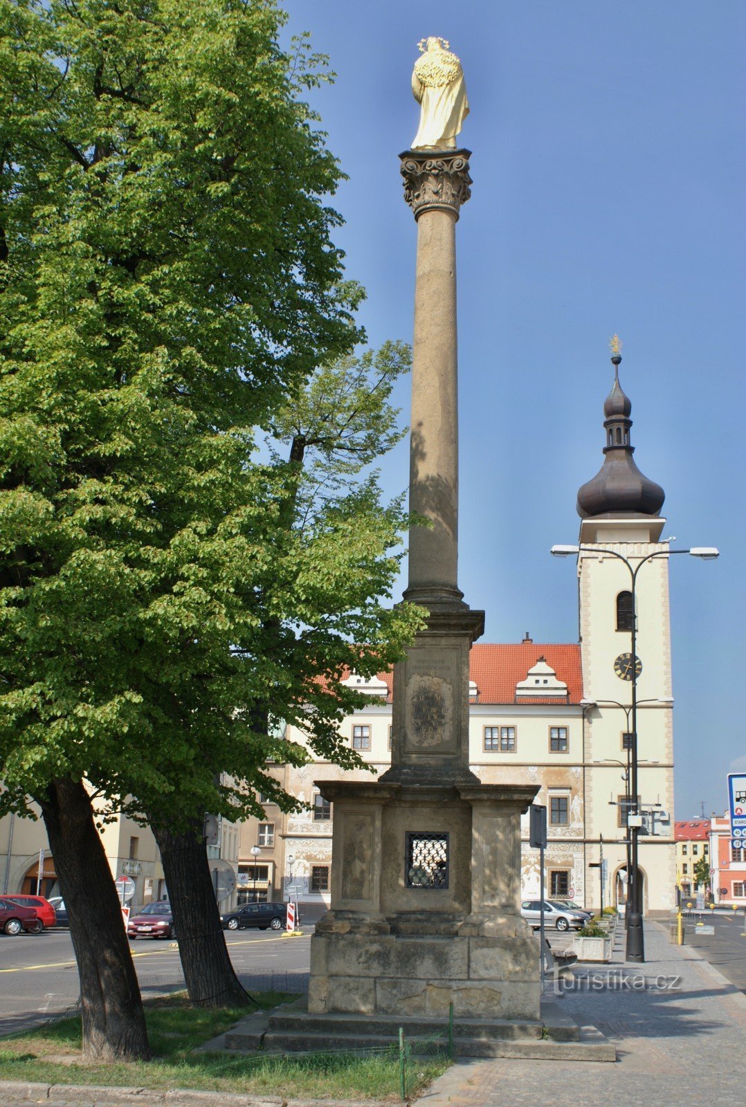 マリアン柱と市庁舎