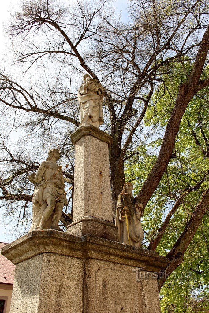 Colonne mariale, partie supérieure de la colonne