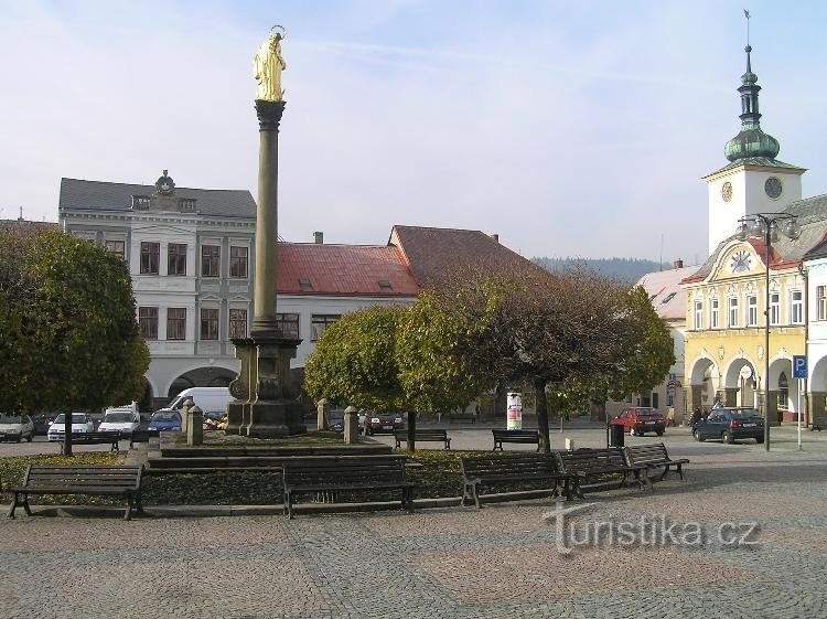 Colonne Sainte-Marie sur la place : A droite, la tour de la mairie