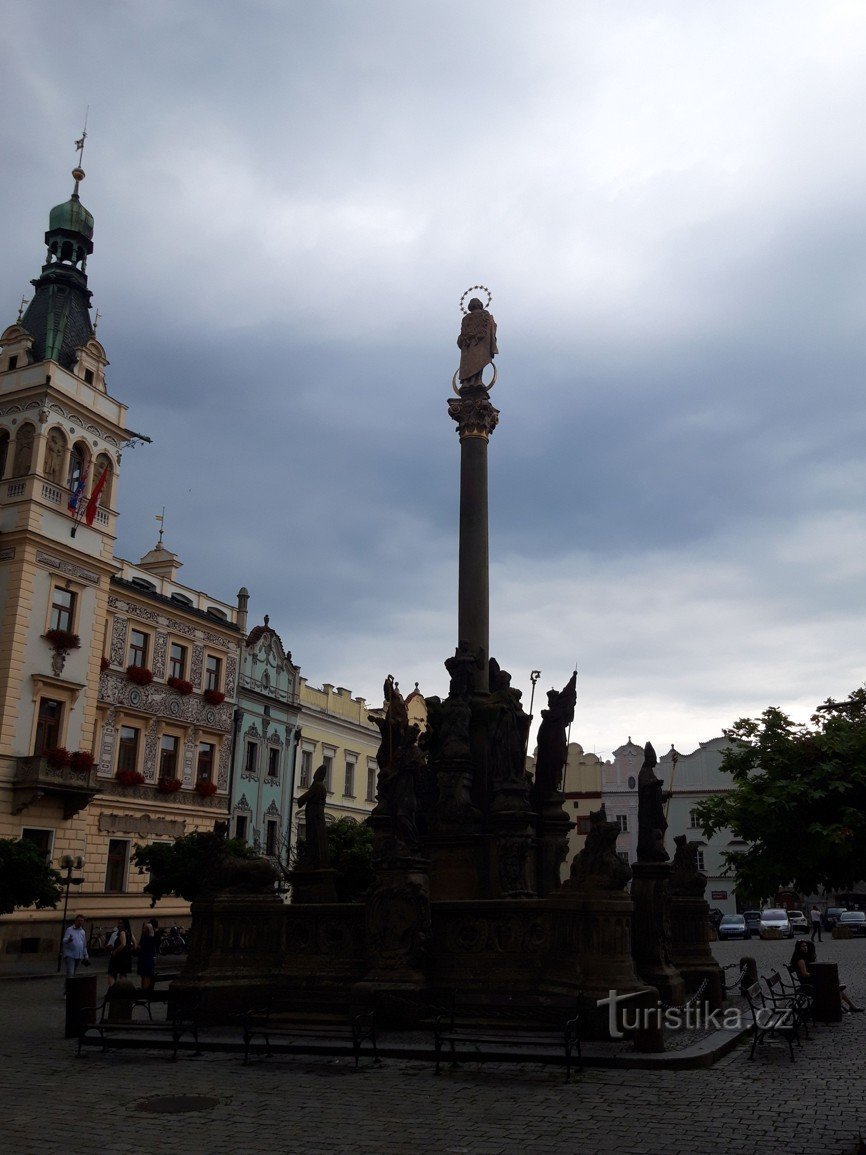 Colonne mariale sur la place Pernštýn à Pardubice