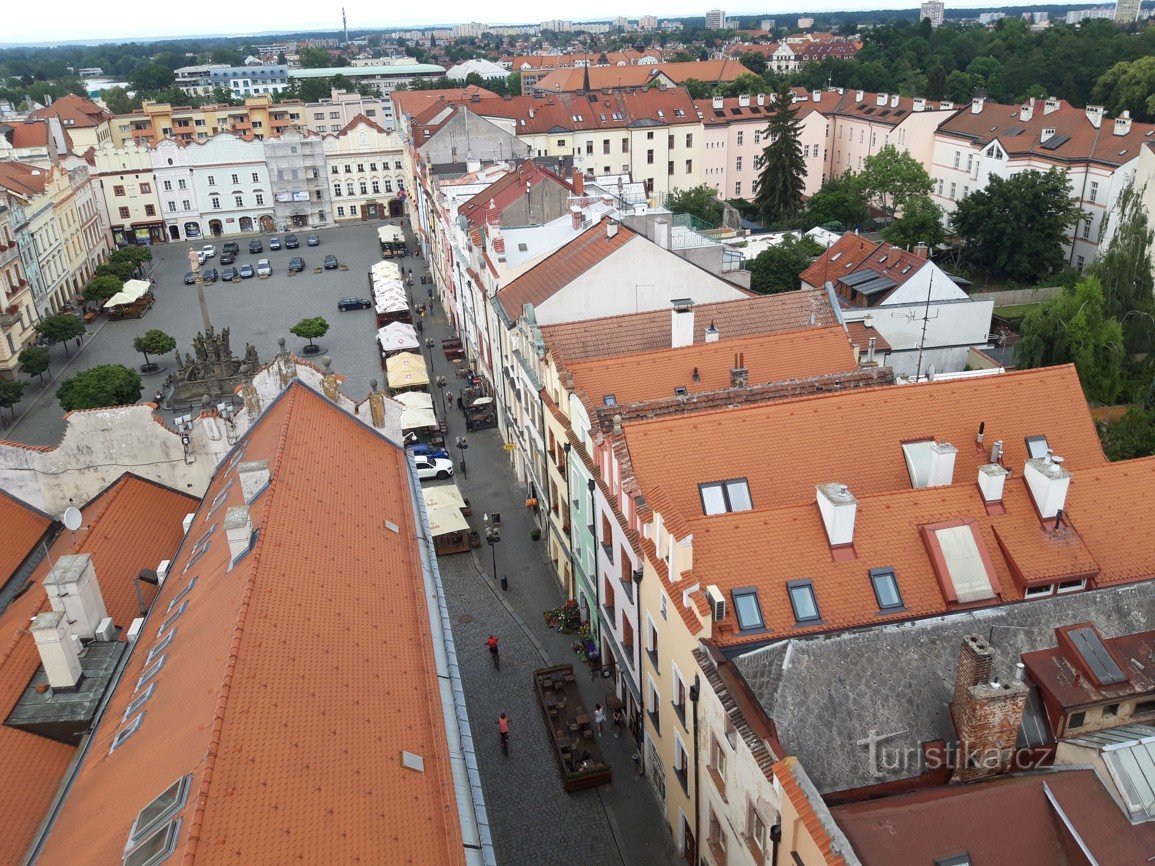 Marian-pylväs Pernštýn-aukiolla Pardubicessa