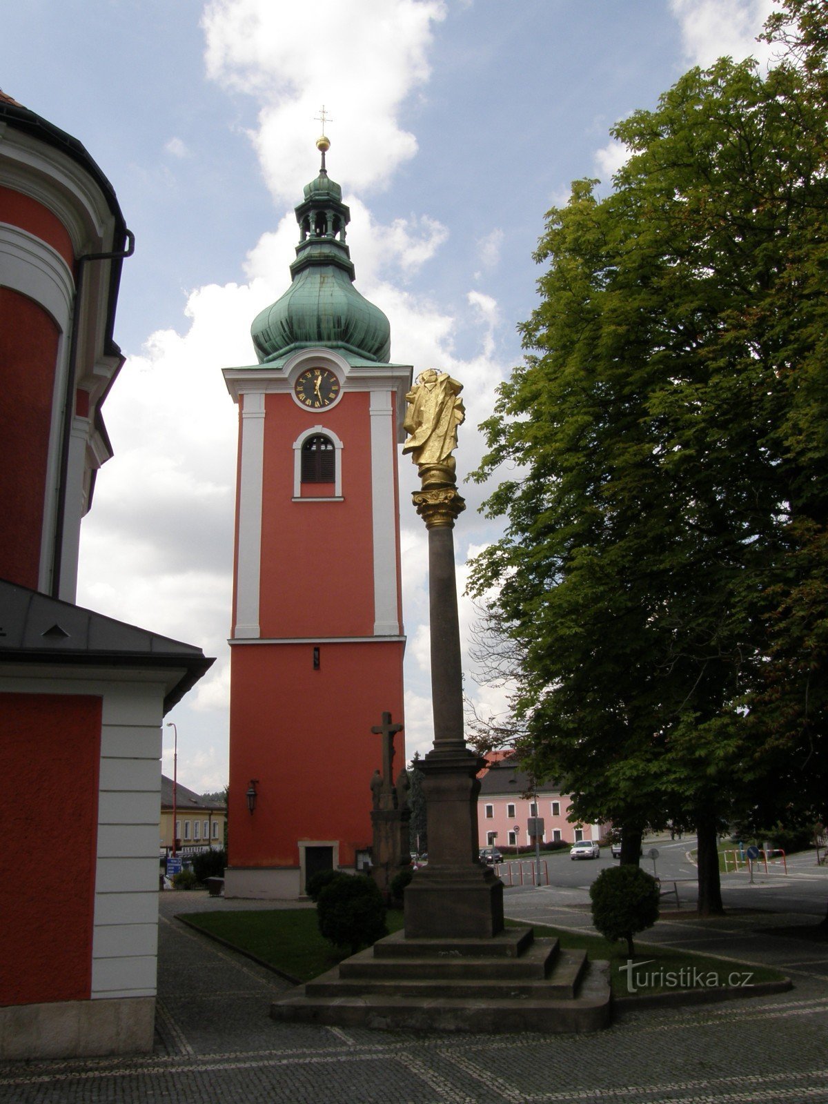Mariánský sloup před budovou Kostela sv. Jakuba Většího v Červeném Kostelci