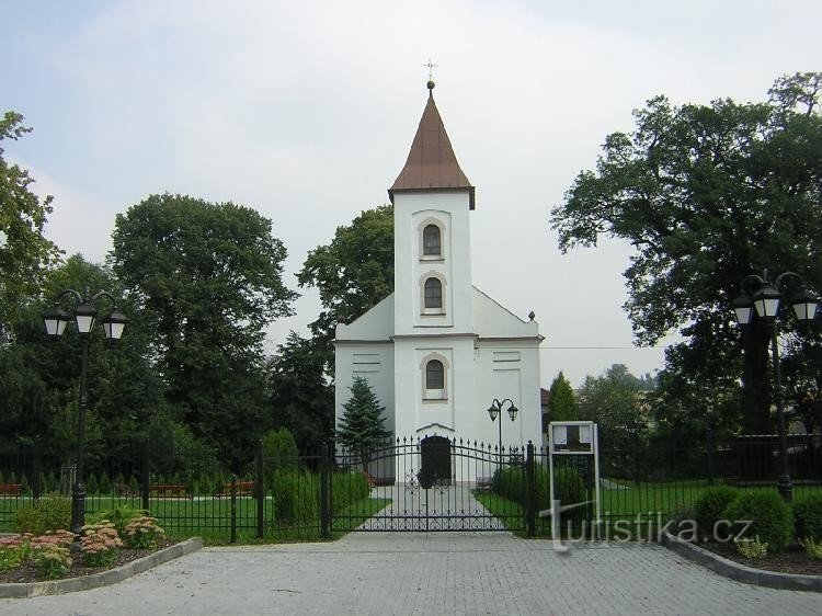 Markvartovice - församlingskyrka: Markvartovice - församlingskyrka, utsikt från söder