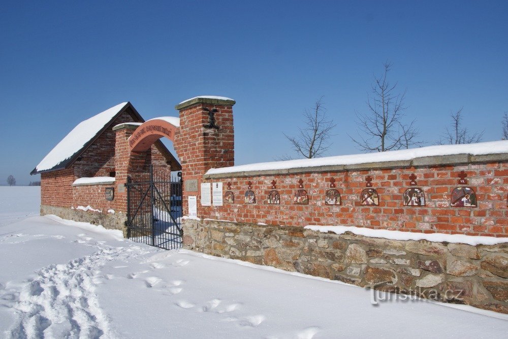 Leichenhalle, Eingangstor und Umfassungsmauer mit Kreuzweg