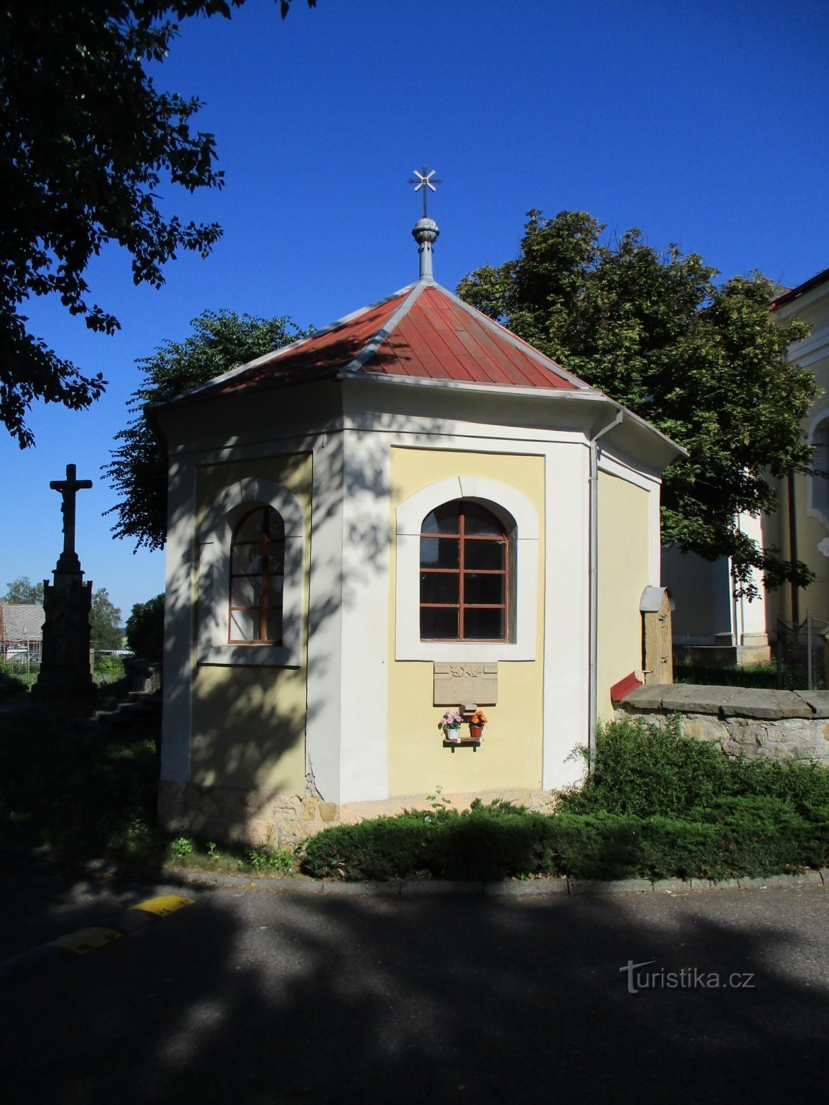 Het lijkenhuis in de kerk van St. Petrus en Paulus, apostelen (Milovice)