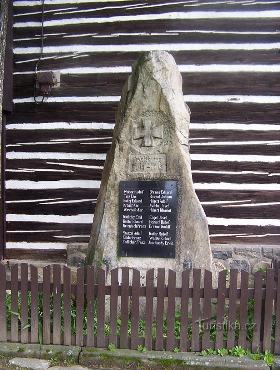 Maršíkov - a igreja de São Arcanjo Miguel com um monumento aos que morreram na Primeira Guerra Mundial - Foto: Ulrych Mir.